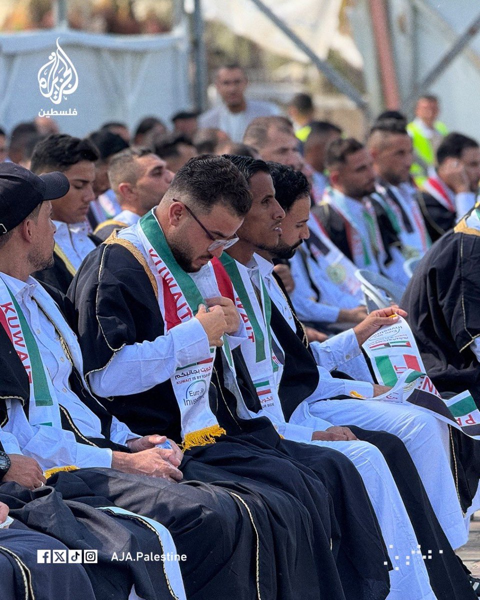 AymanazzamAja's tweet photo. رغم حرب الإبادة.. حفل زفاف جماعي لـ120 عريسًا فلسطينيًا قرب حدود رفح بمحاذاة "الخط الأصفر" حيث ارتدى العرسان البشت الفلسطيني التراثي في مشهد يجسد التمسك بالأرض والهوية والإرث الفلسطيني 
#ألبوم https://t.co/pa1KfQzdPp