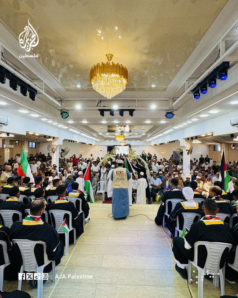 AymanazzamAja's tweet photo. رغم حرب الإبادة.. حفل زفاف جماعي لـ120 عريسًا فلسطينيًا قرب حدود رفح بمحاذاة "الخط الأصفر" حيث ارتدى العرسان البشت الفلسطيني التراثي في مشهد يجسد التمسك بالأرض والهوية والإرث الفلسطيني 
#ألبوم https://t.co/pa1KfQzdPp
