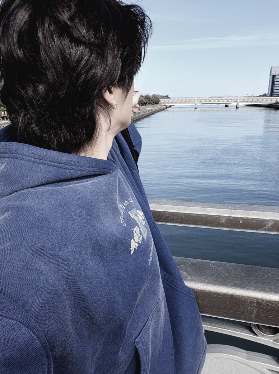 pLeeanton's tweet photo. (Blue)tifull view, I strolling around the city and confused because I just strolling around without snacks on my hand. I might know a way, buy something sweet like ice cream. https://t.co/XdZ4PIFgXP