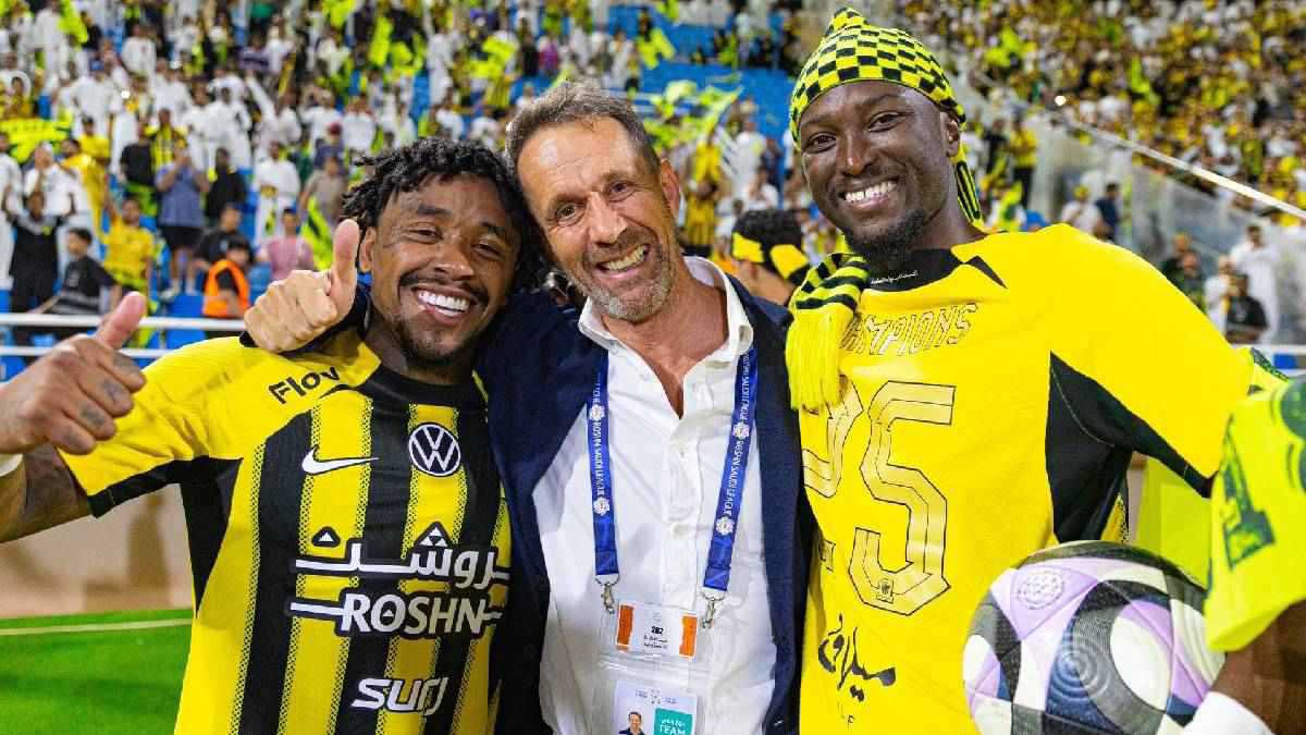 ra3iii's tweet photo. دامه للحين موجود في الاتحاد وللحين الاتحاد يدفع رواتبه ..

اذًا اعيدوا رامون بلانيس لمركزه كمدير رياضي واذا كان هناك اخطاء اعيدوا ترتيب آلية العمل في النادي 

لا تسلمونه الخيط و المخيط
ولا تبعدونه كليًا عن العمل 

جورج و روجر و بيرجوين و دانيلو و رايكوفيتش و دومييا 

اسماء تشهد على احتياج الاتحاد لرامون بلانيس