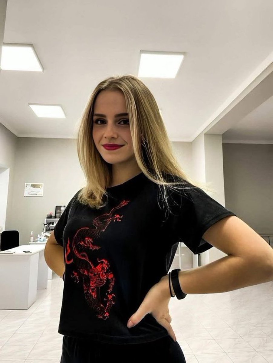 EmmaWatson3e's tweet photo. If it happen to come to your place what will you offer me https://t.co/rLRRKV7wVp