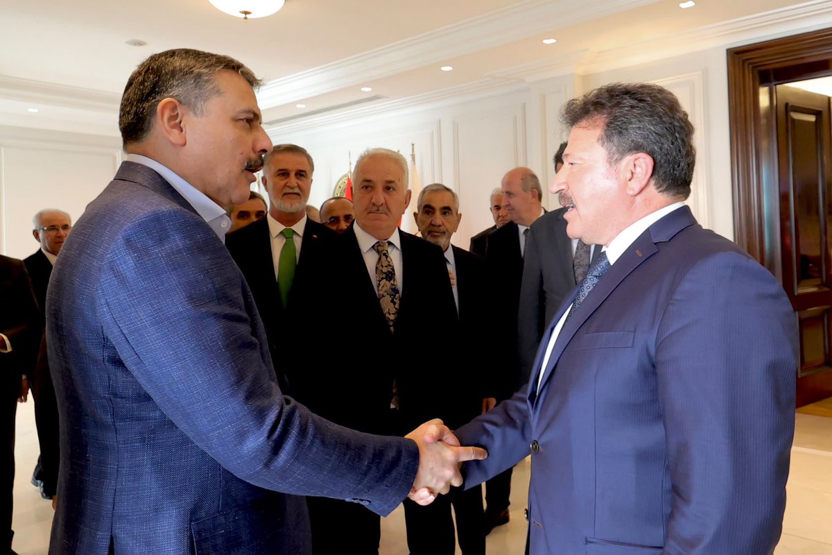 MehmetYiginer's tweet photo. İçişleri Bakanımız Sayın Mustafa Çiftçi’yi; TŞOF Genel Başkan Vekillerimiz Latif Altın ve Ercan Soydaş, Yönetim Kurulu Üyelerimiz Ahmet Tural, Ünal Akdoğan, Veysel Sarı, Hacı Eyüb Güler, Ahmet Kuybu, Heşar Haşimoğlu, Bedir Limon, Rıza Tekin, Yıldırım Kaya ve Koray Güven, Denetim Kurulu Üyelerimiz Şeref Öngüner ve Ahmet Sarıahmetoğlu ile birlikte ziyaret ettik.

Sayın Bakanımızla gerçekleştirdiğimiz görüşmede, ulaşım esnafımızın İçişleri Bakanlığının görev alanına giren ve daha önce Bakanlığa bağlı kurumlara ilettiğimiz talep ve beklentilerinin son durumunu kapsamlı şekilde ele aldık; çözüm yolları üzerine istişare ve değerlendirmelerde bulunduk.

Ayrıca, dün meydana gelen menfur saldırı sonucu şehit olan polis memurumuz Mehmet Ali Topatan için Sayın Bakanımıza başsağlığı dileklerimizi ileterek, korsan taşımacılıkla mücadeleye ilişkin çözüm önerilerimizi kendileriyle paylaştık.

Nazik kabulleri, samimi ilgileri ve çözüm önerilerimize olumlu yaklaşımlarından dolayı İçişleri Bakanımız Sayın @mustafaciftcitr ’ye şükranlarımızı sunuyor; çalışmalarında muvaffakiyetler diliyoruz.