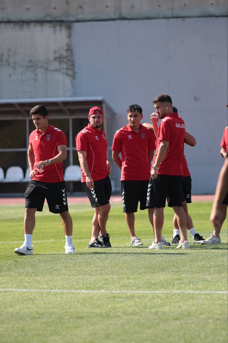 galataspork's tweet photo. Takımımız Çetin Emeç Stadyumun’da https://t.co/Vs2kHM2qMB