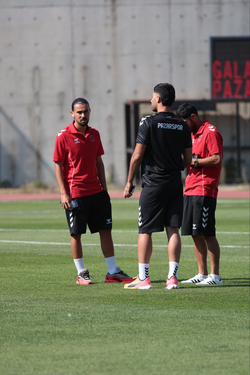galataspork's tweet photo. Takımımız Çetin Emeç Stadyumun’da https://t.co/Vs2kHM2qMB
