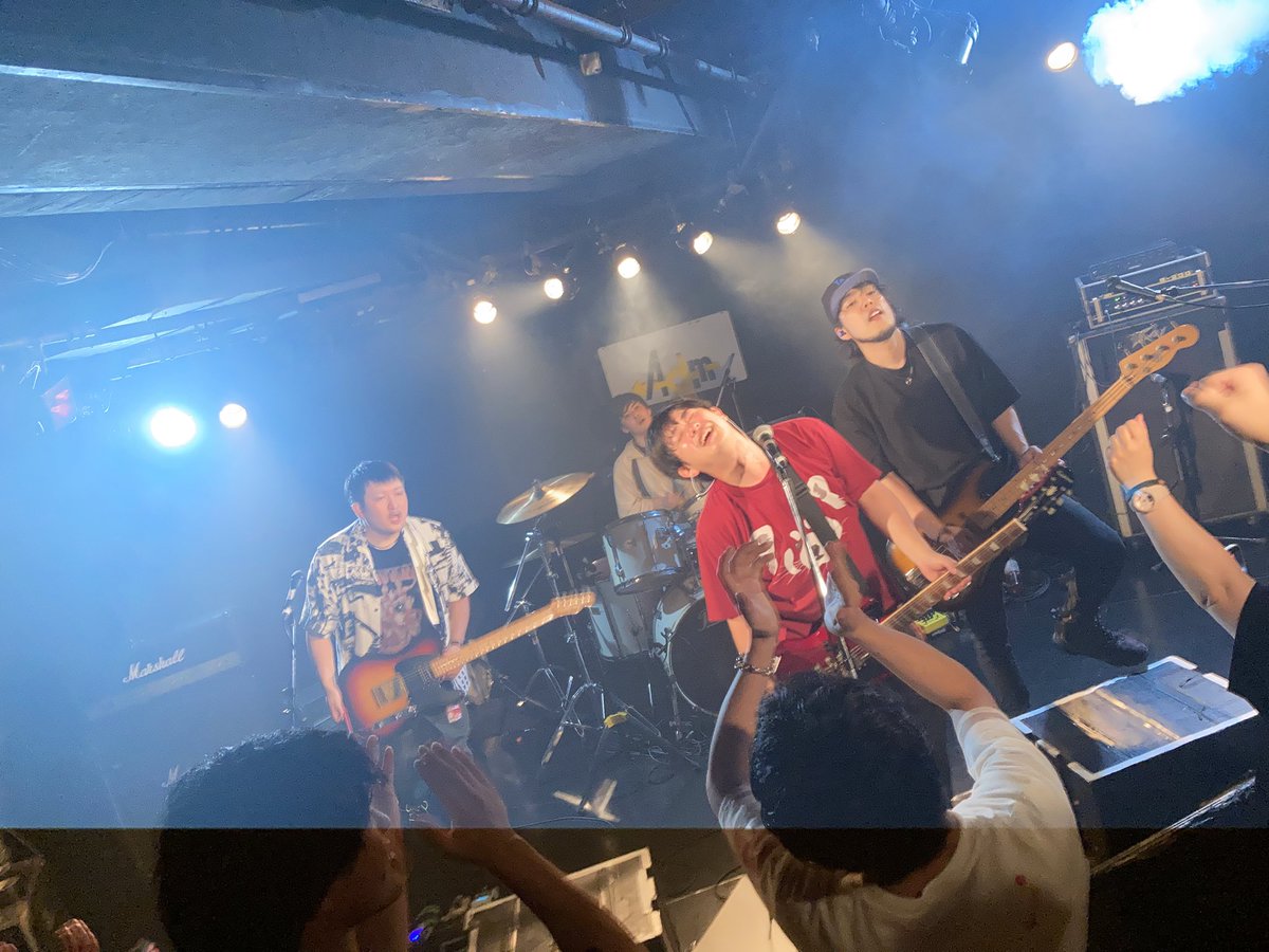 Kengtong6's tweet photo. シンガロンズ

新譜からも色々やってくれて嬉しかったね。今日の一曲は祥太郎くんのリード曲『星に願いを』と言いたい気分もあるし、音源で繰り返して聴いて好き度上がった『3,2,1ジャガー!』の勢いもあるし、一杯歌った『大人になる』は外せないし、『やりたくない』は常に最高でまっこと決めかねる💢 https://t.co/OyxNelViA1