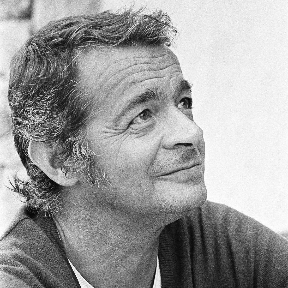Paroles_auteurs's tweet photo. "Il suffirait de presque rien,
Peut-être dix années de moins,
Pour que je te dise "Je t'aime".
Que je te prenne par la main
Pour t'emmener à Saint-Germain,
T'offrir un autre café-crème.

Mais pourquoi faire ce cinéma ?
Fillette allons regarde-moi,
Et vois les rides qui nous séparent.
A quoi bon jouer la comédie
Du vieil amant qui rajeunit,
Toi même ferait semblant d'y croire."
Serge Reggiani