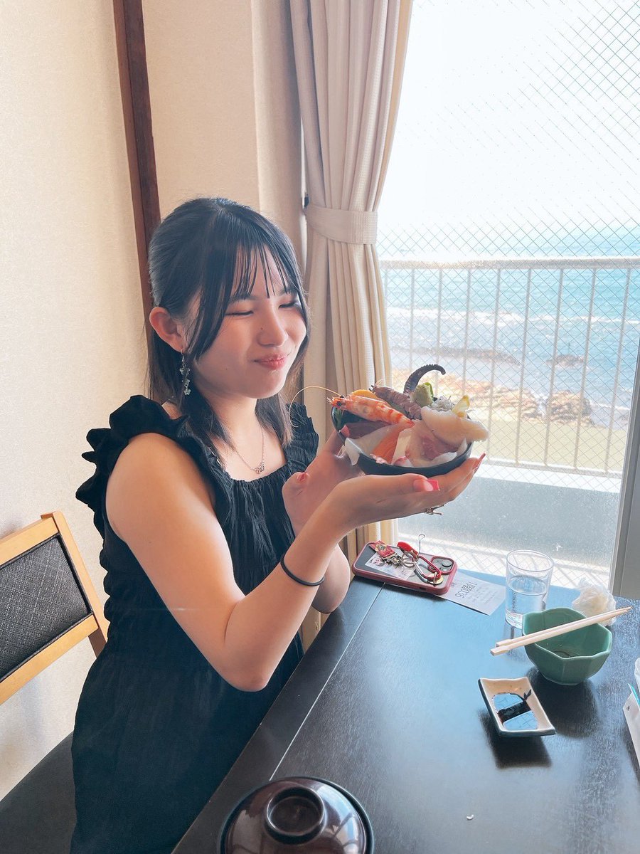 veni_setsu's tweet photo. 🍁紅葉・雪華❄️

旅行行ってきました〜♡♡

綺麗な海と海鮮料理〜

ちょー美味しかったです♡♡

エビフライでかっっ！

#愛知 #海鮮 #海 #姉妹 https://t.co/cyNVDaIMUO