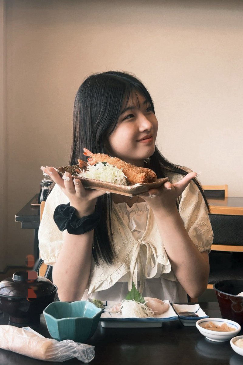 veni_setsu's tweet photo. 🍁紅葉・雪華❄️

旅行行ってきました〜♡♡

綺麗な海と海鮮料理〜

ちょー美味しかったです♡♡

エビフライでかっっ！

#愛知 #海鮮 #海 #姉妹 https://t.co/cyNVDaIMUO