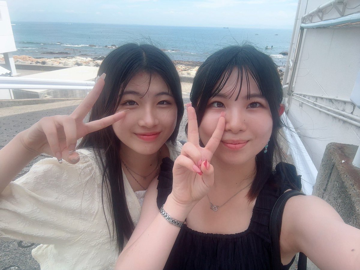 veni_setsu's tweet photo. 🍁紅葉・雪華❄️

旅行行ってきました〜♡♡

綺麗な海と海鮮料理〜

ちょー美味しかったです♡♡

エビフライでかっっ！

#愛知 #海鮮 #海 #姉妹 https://t.co/cyNVDaIMUO