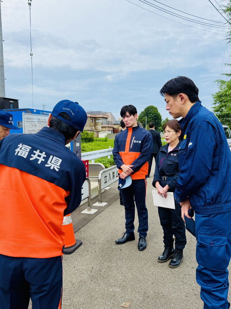 fukui_ishida's tweet photo. English follows
金子国土交通大臣、小林自民党政調会長による現場視察
昨日に引き続き、本日も、金子国土交通大臣と自民党の小林鷹之政務調査会長に、県内の大雨被害の現���を視察いただきました。
被災地の状況を直接ご確認いただくとともに、災害復旧等に係る財政支援や、公共インフラの復旧、被災事業者への支援などを強く要望しました。
お忙しい中、現地に足を運んでいただいたことに感謝申し上げます。
引き続き、国や市町、関係機関と連携し、一日も早い復旧・復興に全力を���くしてまいります。

Japan’s Minister of Land, Infrastructure, Transport and Tourism and the Liberal Democratic Party’s Policy Research Council Chair Visit Disaster-Affected Areas in Fukui
Following yesterday’s visit, today Japan’s Minister of Land, Infrastructure, Transport and Tourism and the Liberal Democratic Party’s Policy Research Council Chair visited areas of Fukui affected by the recent heavy rain.
They saw the damage firsthand, and we strongly requested support for disaster recovery, the restoration of public infrastructure, and affected businesses.
I sincerely appreciate them taking the time to visit the affected areas.
We will continue working closely with the national government, municipalities, and relevant organizations toward the earliest possible recovery and reconstruction.