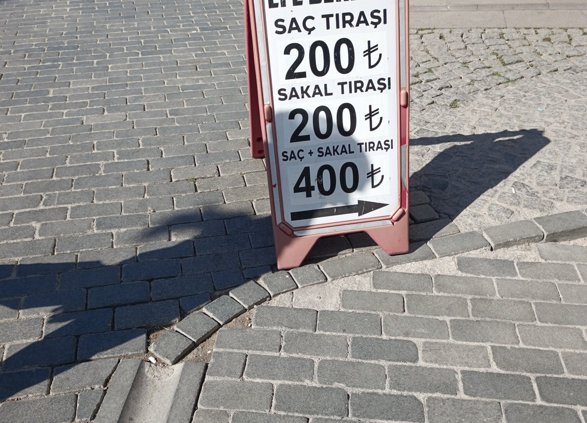 Fikri_FerdaNext's tweet photo. Bir pazar günüydü, her şey normal rutininde devam ediyordu, ta ki onu görene kadar...
Bu ticari zeka önünde saygıyla gülüyorum.
#hacıbayram
#ulus
#ticaretintümziyan
#herşeygönlünüzceolsun https://t.co/UiYkYnMjvu