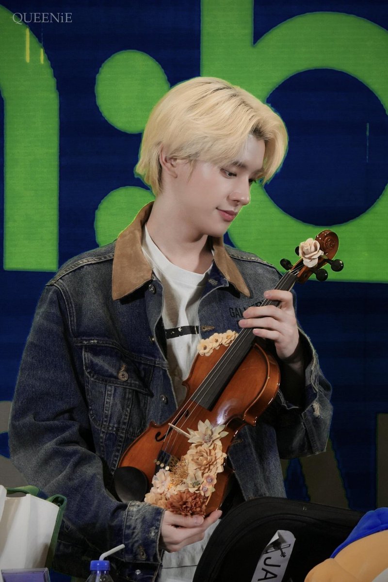 jakeyclub's tweet photo. JAKE WITH A VIOLIN 😭🎻 https://t.co/XNndSc0FUO