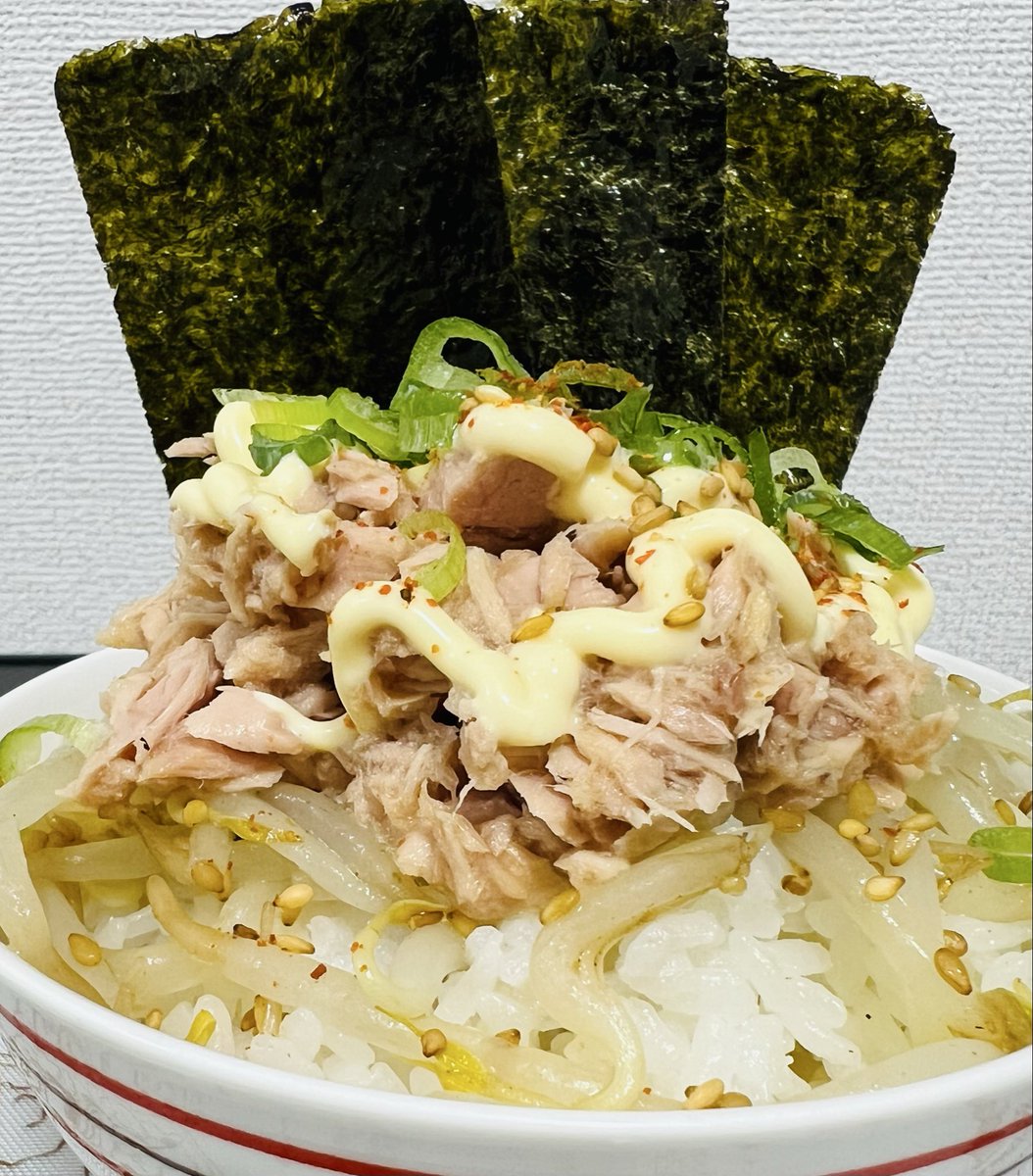 foaroze's tweet photo. ばんごはーん
ラーメン次郎に憧れて雰囲気だけ真似して作りました。
ラーメンではなく丼物で簡単料理です。
ありがとうございました😊
またお願いします。 https://t.co/2NMpQqRi4m