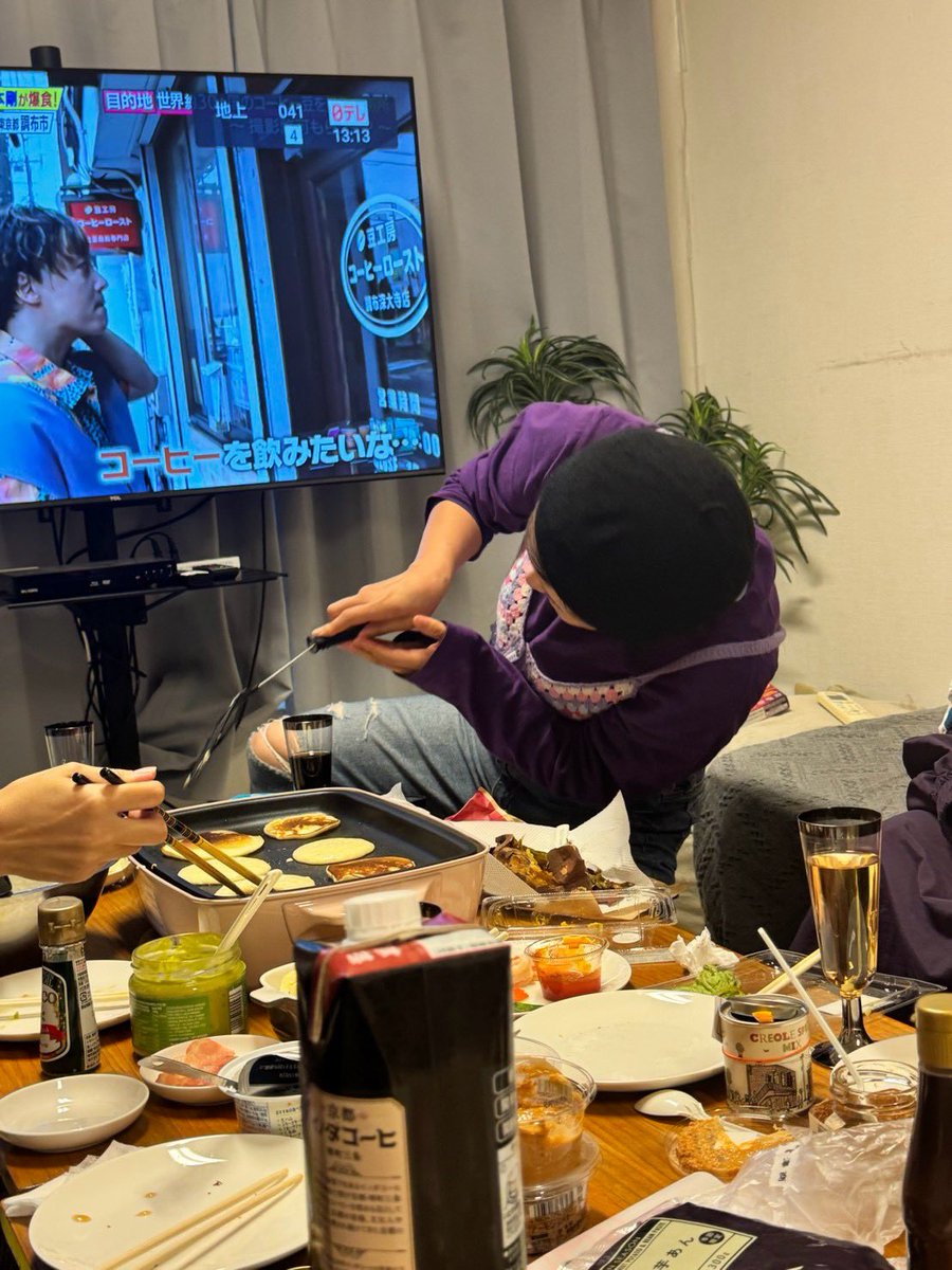 imo_kinki's tweet photo. 体全体を使ってホットケーキひっくり返すタイプのいも https://t.co/yNfUO9E55y