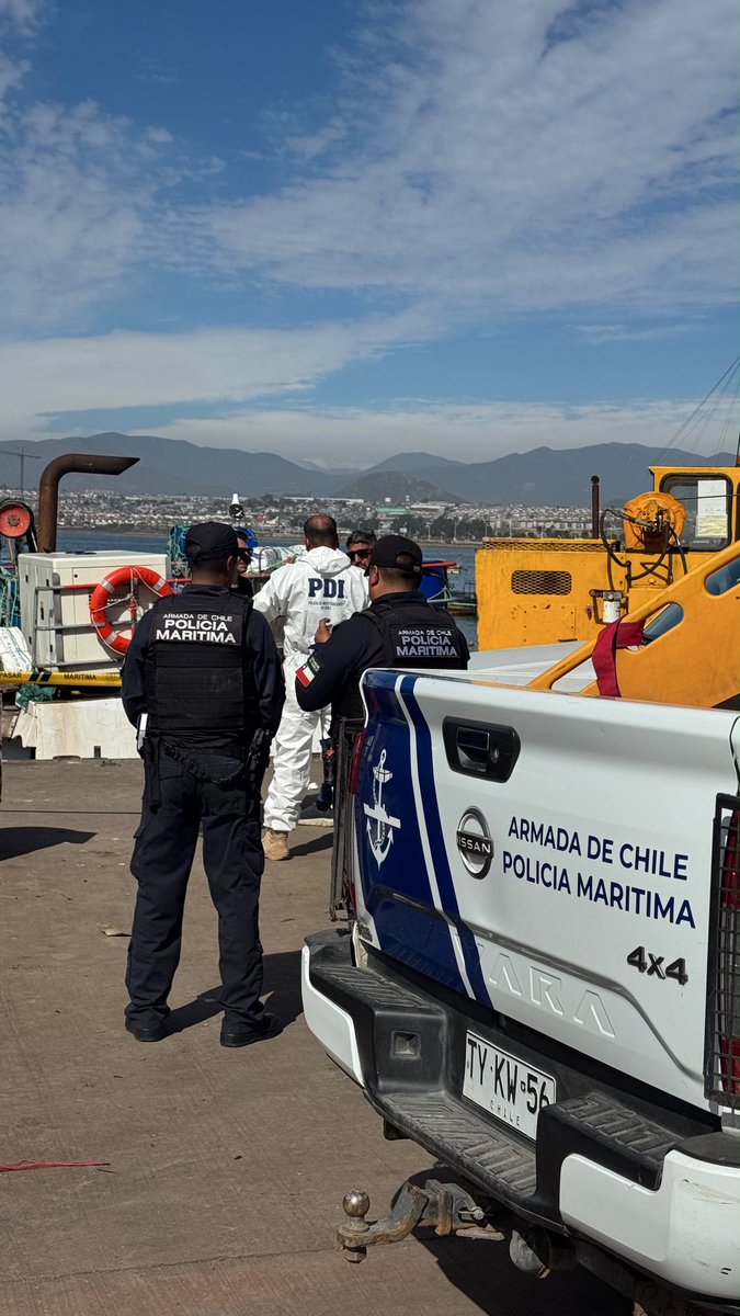Capuertocoq's tweet photo. Durante la jornada de ayer se recibió un aviso por el hallazgo de una persona fallecida en la L/M “BIANCA CATALINA”,
Policía Marítima resguardó el sitio del suceso, coordinando la presencia de la Brigada de Homicidios. La causa del fallecimiento se encuentra en investigación. https://t.co/HjRIBc7hal