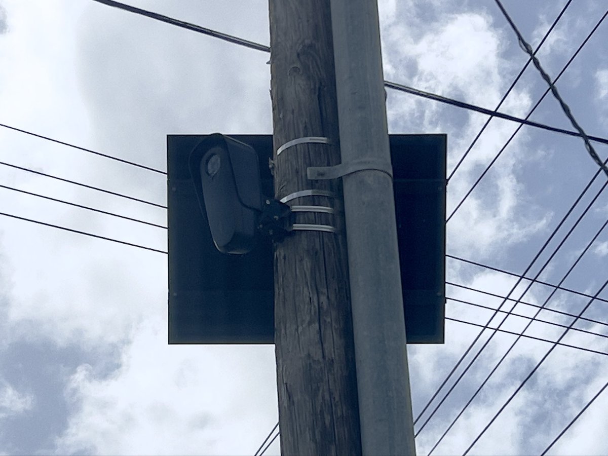 NotiJuan's tweet photo. Curioso: Hay dos lectores de tablillas identificados en Hato Rey; ambos están en un mismo bloque de la calle Yabucoa apuntando directamente a la entrada de la UIA. 

Se lo mencioné al presidente y otros miembros hace unas semanas. Nadie sabe cómo, quién o cuándo las instalaron. https://t.co/DUDxJ7J5Ej