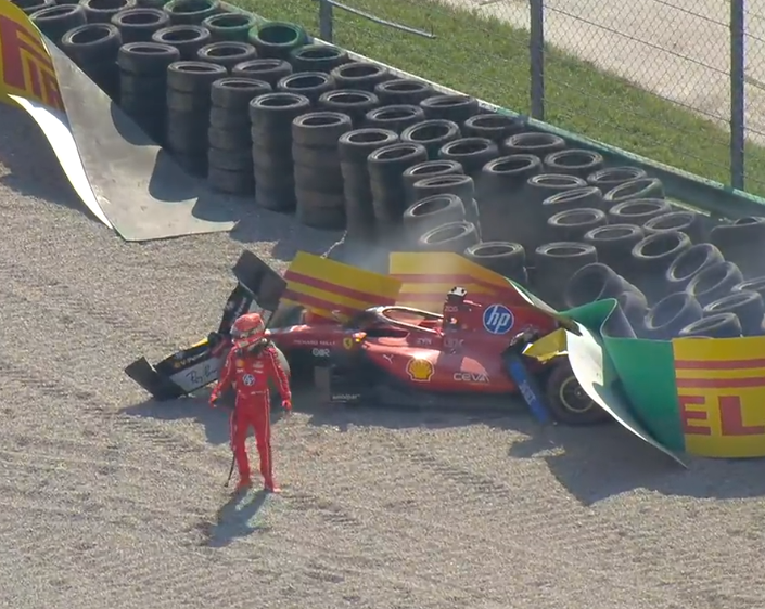 F1tutkumuz's tweet photo. 😱İNANILMAZ | CHARLES LECLERC, MONZA'DA BARİYERLERDE!

#F1 | #ItalianGP https://t.co/VM1VizSNN2