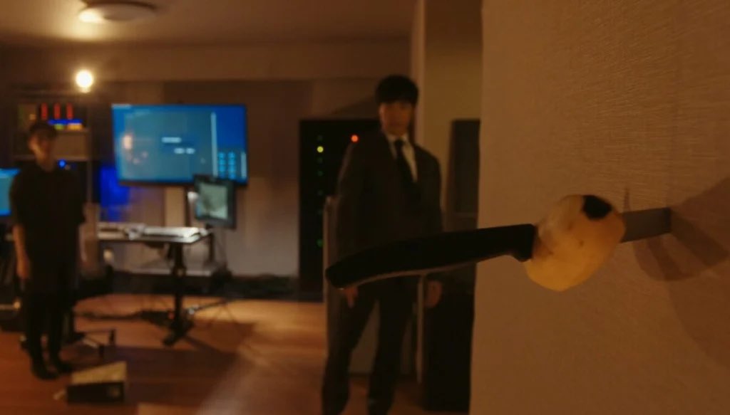 Tobaccoislife's tweet photo. ちなみにブルーウォーカーの家の壁にあった傷は別班の特技を披露した乃木と黒須が原因なので早急に塞いでやってください。
#VIVANT
#VIVANTep17 https://t.co/whODKkVyQf