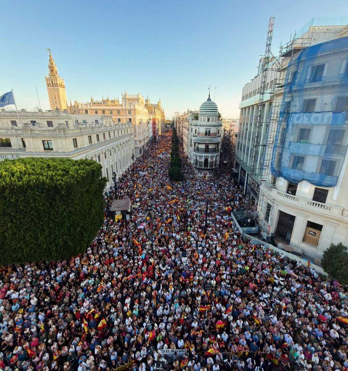 Turris_11841195's tweet photo. Si esto sigue así, vamos a tener que ir a Ceuta, 300 o 400 mil personas de la península a sacar a los invasores de España.
No den lugar a eso. https://t.co/cBouFLjPNy