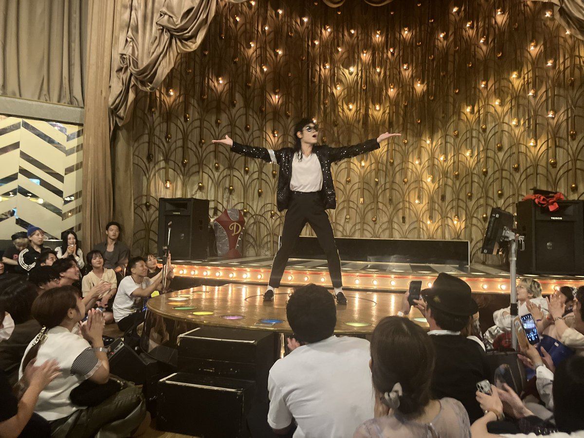 HatchOsaka's tweet photo. #週間マガリ 主催、#十三 大型キャバレー「#グ���ンドサロン十三」を貸し切った一夜限りの架空書店イベント『#URUSEIHONYA』終了。新しいカルチャーの結節点『#本屋』、はっちとしては、素晴らしいイベントだったなと。https://t.co/4aZ2Mg0yhx

あと、当店は中津にある『実店舗』です(笑) https://t.co/QFlNRusark
