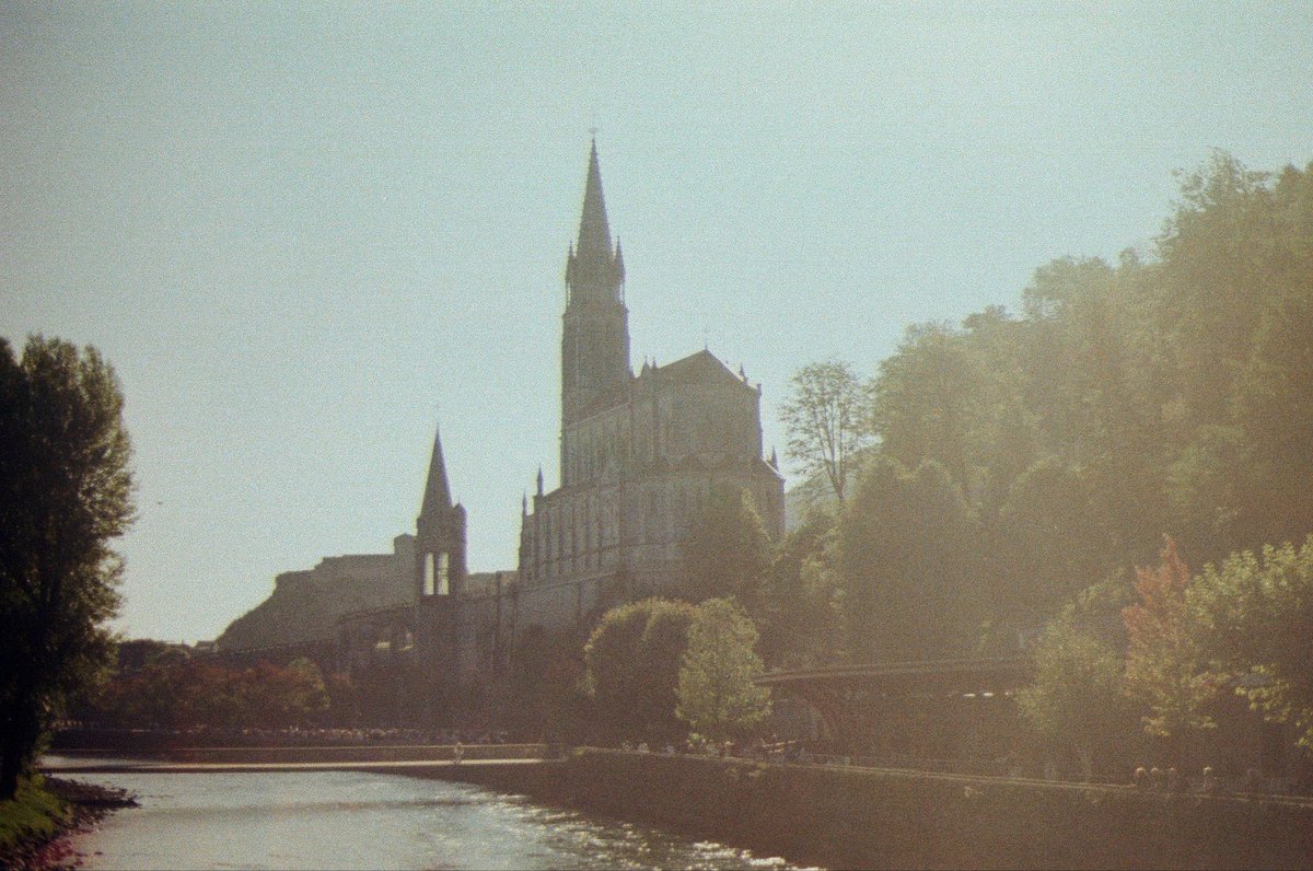 AmanBrar90's tweet photo. Basilica of Our Lady of the Rosary ✝️

Lourdes, France 🇫🇷

📸 Olympus OM10
🎞️ Kodak Gold 200 - 35mm

#travel #photography #filmphotography #olympus #kodakgold https://t.co/GTixlGwrSQ