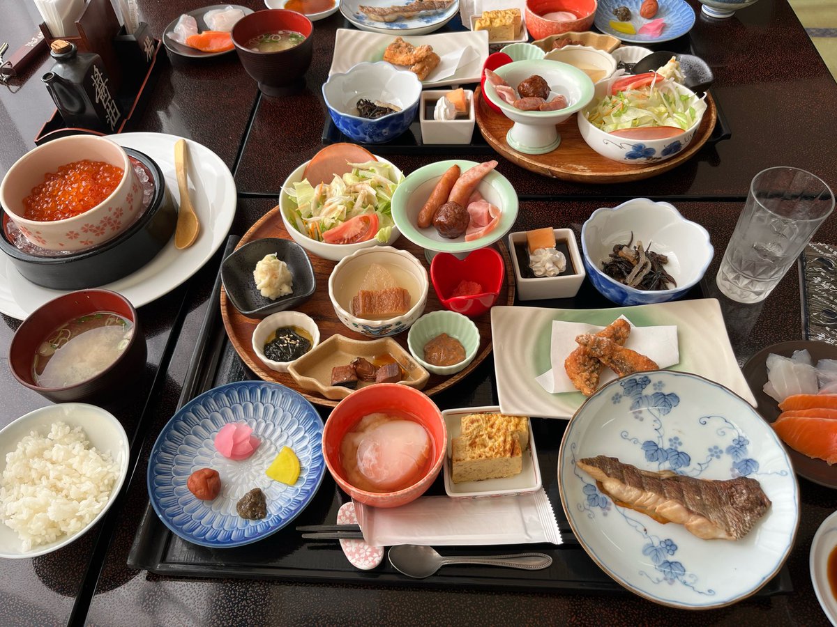 mdjapansika's tweet photo. これ朝食です。
こんな凄い朝食ははじめてです。
どれを食べても美味しい😋

#海さんぽ https://t.co/9IA5YZtcd8