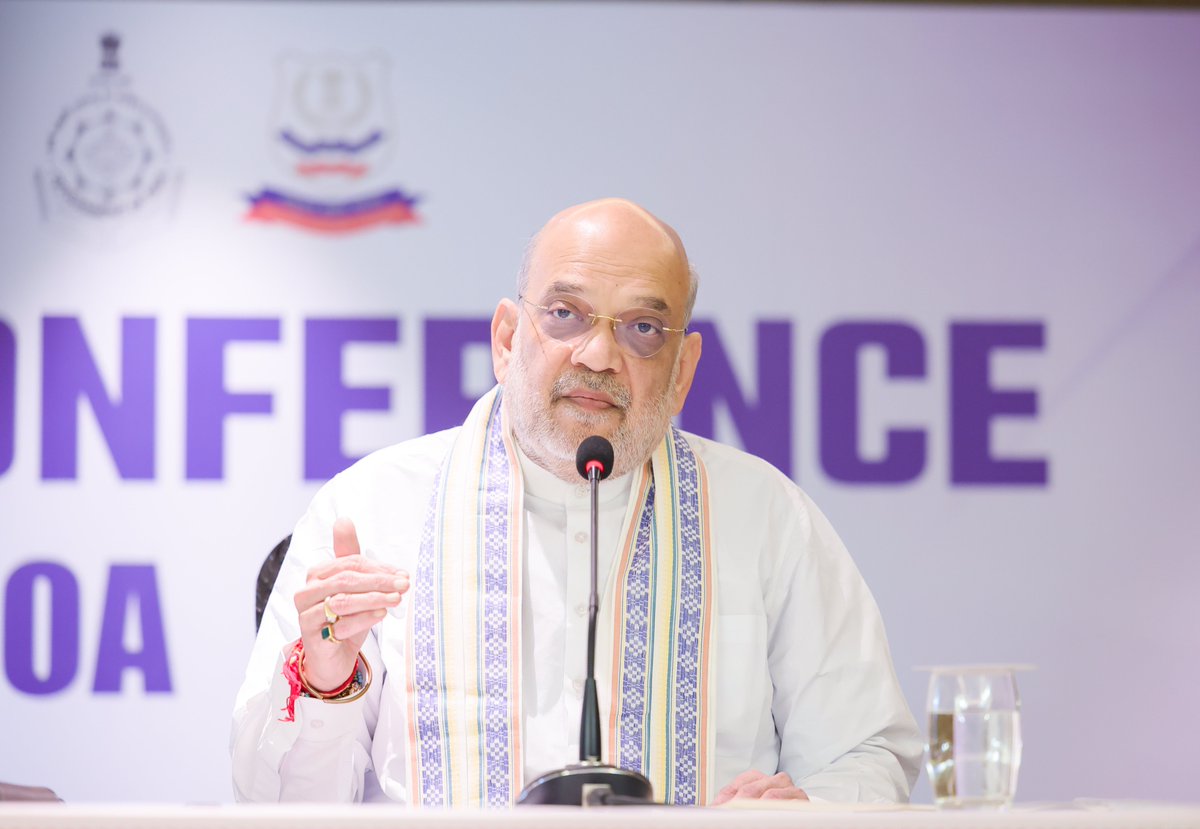 PIBHomeAffairs's tweet photo. Union Home Minister and Minister of Cooperation Shri @AmitShah addresses a press conference on narcotics control in Panaji, Goa

Under the leadership of Prime Minister Shri @narendramodi Ji, we will fulfil the resolve of a #DrugsFreeBharat by 2029

Just as Naxalism was eliminated from the country, we will similarly eliminate the menace of drugs

Read More: https://t.co/SvFm3dt7Mi