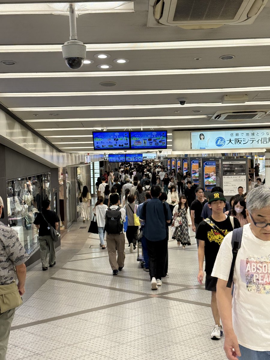 Mooccho's tweet photo. 大阪も人が多かった。#大阪 https://t.co/FJj6ju0wFm