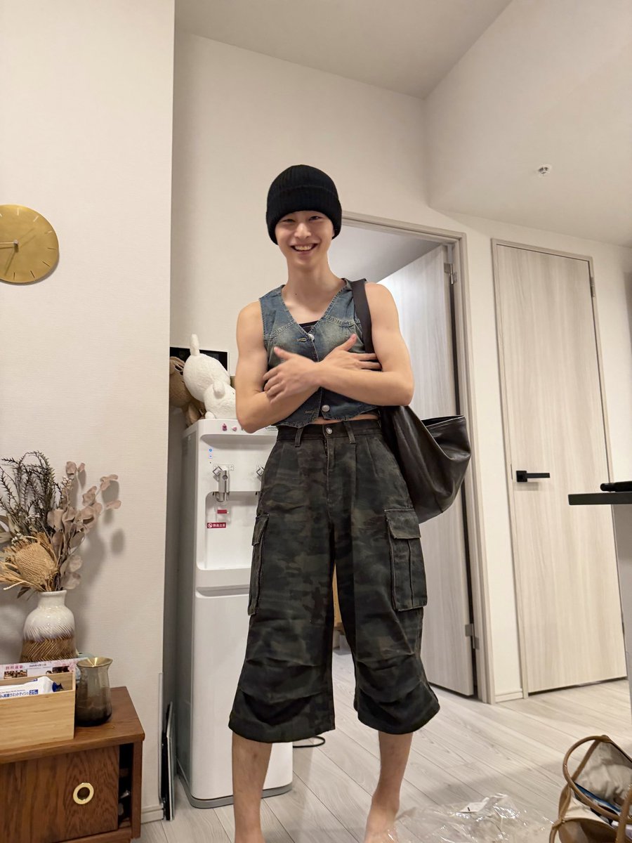 fwafwa7's tweet photo. 昨日の投稿がバズったので第２弾

約4年間ずっと温めてきた、定期的に人の服で勝手にひとりファッションショーする旦那です https://t.co/7BdmOul2Mt