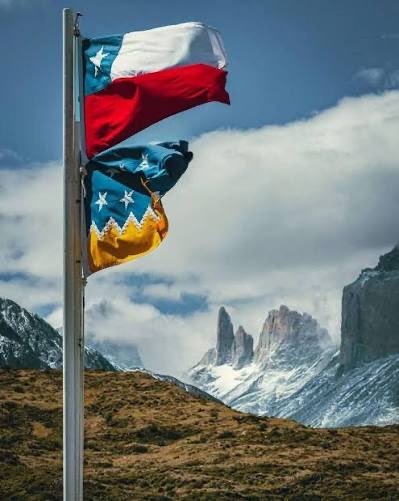 exhitchcok's tweet photo. Cuando se trata de la defensa de nuestra soberanía nacional, no hay izquierdas ni derechas, existe solo el ESTADO de Chile.
Y hay solo dos tipos de chilenos ; 
1-  patriotas 
2- traidores a la patria. 
Kast se está comportando como lo segundo.
En una guerra mueren en el campo de batalla hombres y mujeres sin distinción de ideología defendiendo lo que nos pertenece a TODOS, esa es la única función que cumple un ejército profesional y patriota como el que tenemos hoy y que ha sido financiado con dinero de millones de chilenos por decenios.
No se usa para someter a los propios chilenos como en nuestro pasado reciente donde estos mismos políticos anti chilenos apoyaron una dictadura militar de la que nos costó décadas salir y ahora son estos mismos políticos ultra derecha, que avalaron esa barbarie en Chile, los que se ponen del lado de nuestro potencial invasor, Argentina.
De NO creerlo.🤯
De que les ha servido a estos republicanos @PRChile y a @joseantoniokast hacerse de la bandera nacional como símbolo de sus principios si no son capaces de honrarla defendiendo lo que es nuestro por derecho.
Firmaron un acuerdo que NO beneficia a Chile en secreto y se pusieron del lado de nuestro potencial enemigo solo por afinidad ideológica con el subnormal de Milei, que es un psicótico anti chileno que reclama para sí lo que no le pertenece.
Y Kast no contento con eso se fue en contra de nuestros mas cercanos aliados históricos  que son los británicos, nuestro mayor garante en el Atlántico Sur para que Argentina no haga precisamente lo que está haciendo de querer apoderarse del
Estrecho de Magallanes que le permite a Chile salir al Atlantico y proyectarse sobre la Antártica, lo que será fundamental para las generaciones que vienen.
Todo lo que está pasando es demasiado GRAVE.
No es sostenible este gobierno.
#RenunciaKast 
No mereces ser CHILENO y
VIVA CHILE MIERDA !!! 
🇨🇱❤️👊
No Pasarán 🇦🇷 🖕!!!!