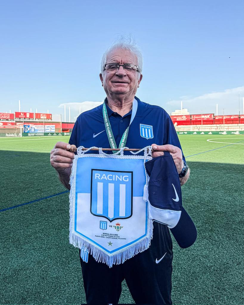RacingRadioClub's tweet photo. 🗣️ "Despues de 46 años de estar trabajando con chicos, aprendí que el secreto son los pequeños detalles. En #RACING trabajamos con todas las herramientas: utilizamos GPS, atención psicológica, nutricional, neurociencias, etc. Pero no hay nada que reemplace al ojo humano. Nada es más importante que eso. Las estadísticas sirven, por supuesto, las usamos y nos interesan, pero tienen el lugar que deben tener. Valoramos lo que interpretamos como progreso de cada jugador".

🗣️ "Los formadores aprendemos de los futbolistas. Buscamos mejorarlos, pero vamos descubriéndoles cosas cada vez que los observamos. Si vamos a buscarlos al potrero por lo 'salvaje', no podemos matarle esa parte. Si solo trabajamos la automatización, logramos que todos los jugadores sean iguales".

🎙️ Miguel Gomis en su exposición en un congreso de fútbol formativo realizado en el marco del Mundial Juvenil.