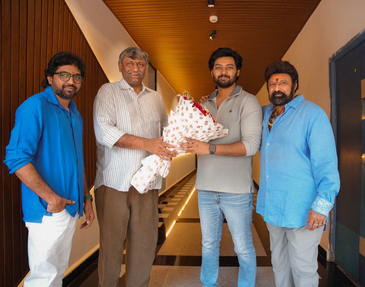 DirVassishta's tweet photo. A New journey & 
A very Big responsibility 🤞🏻

Feeling extremely happy as I join hands to introduce @MokshNandamuri for his debut film, and bring him to you all 🤗

My heartfelt thanks to #NandamuriBalaKrishna Garu for believing in me, giving me this opportunity, and blessing us as we take the first step towards this journey.

And I’m truly delighted to collaborate with @MythriOfficial on this prestigious project. Looking forward to creating something memorable together 🙏🏻

With the blessings of God and the love of everyone around us, #MokshXVassishta begins ❤️