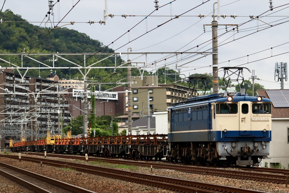 lapinlapin99999's tweet photo. 工8389レ　下関工臨
EF65 1128 + ロンチキ12B
複々線内側の普電と並走して来てしまったのですが、ギリギリのところで普電が先に抜けてくれました！あぶないあぶない💦
2026/09/06
#EF65 #EF65PF #PF #ロンチキ https://t.co/SZsRkeEnH2