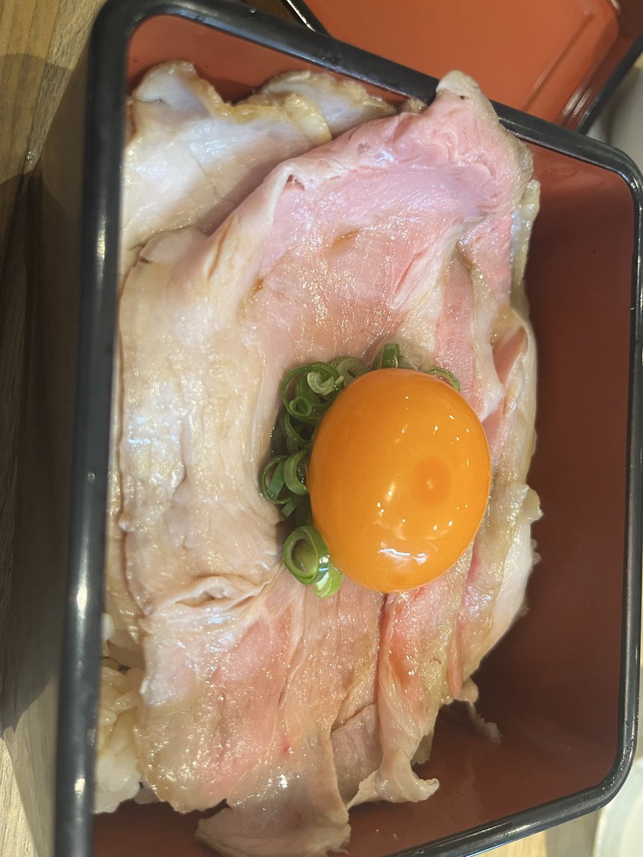 roriconjanaiyo's tweet photo. #ラーメン

中華そば無限

極みレアチャーシュー丼

特選醤油

極み後1つですにつられたw

塩むすびでよかったのにwww

まぁ美味いから良いが…
特選と極みは肉多すぎやな。 https://t.co/0l91DwuP7x