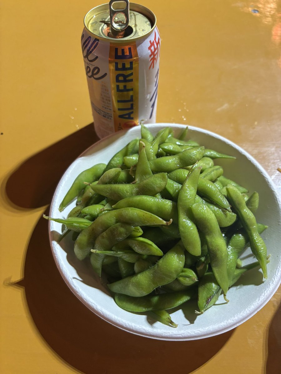 Azumafriends's tweet photo. 万博夏祭り来てたら
山盛りの枝豆を在庫処分とばかりにもらって死ぬほど食う羽目になった
一つ残らず完食できてよかった https://t.co/iBJQtBNmSG