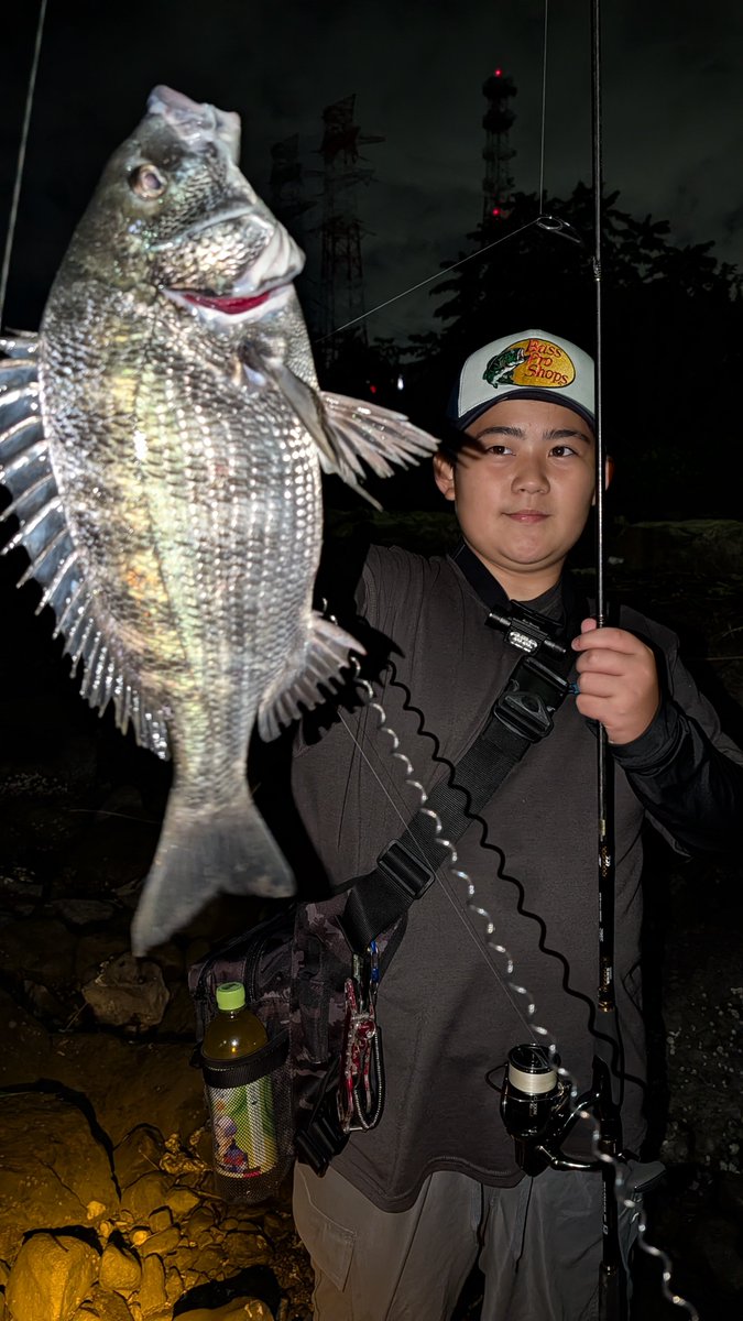 SeabassYu's tweet photo. ん～チヌチヌチヌチヌ…
チヌは無限に釣れる気がする…
シーバスの反応がないので方向転換。
息子が釣りスキル高すぎる件（笑）
#チヌ　#シーバス https://t.co/6P3ooXqqcd