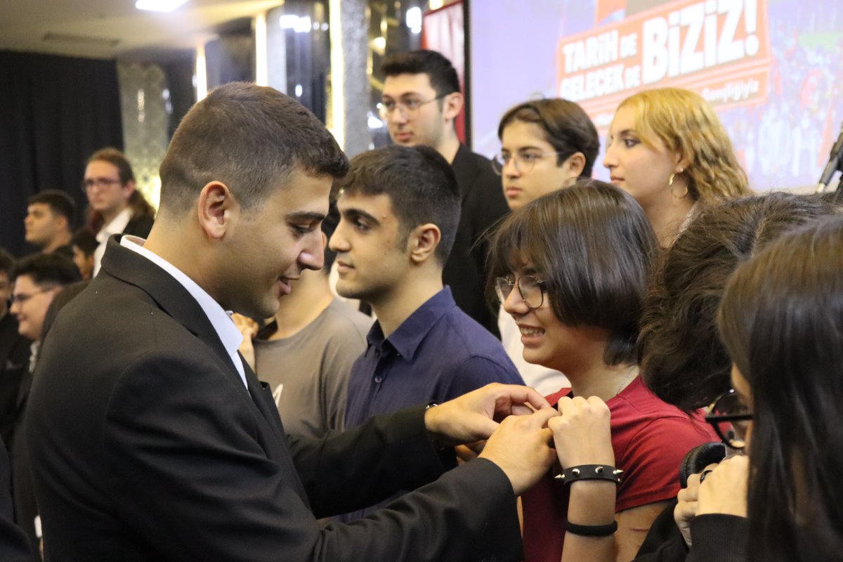 genclikbirligi's tweet photo. Ankara'da düzenlediğimiz 7. Olağanüstü Genel Kongremizde, Tam Bağımsız Türkiye mücadelesini büyütme kararlılığıyla TGB'ye üye olan arkadaşlarımıza rozetlerini taktık.

Atatürk gençliği TGB'de buluşuyor, üniversitelerde gençlik mücadelesi yükseliyor.

Yaşasın Türkiye Gençlik Birliği!🇹🇷