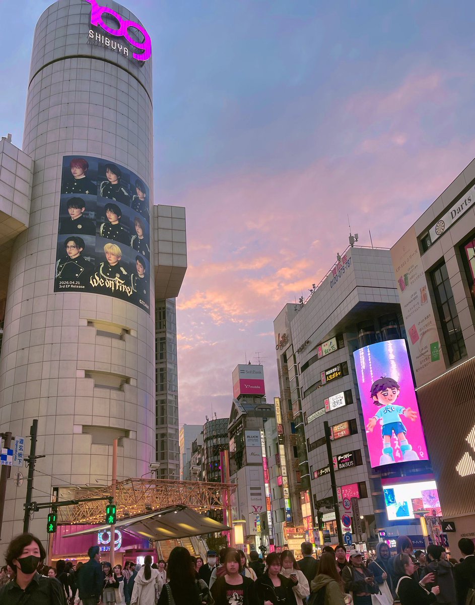 MartyMcFlyYells's tweet photo. The Solana account is tweeting @grizzle_art’s artwork, they have interacted with her numerous times, including when solana:8ncucXv6U6epZKHPbgaEBcEK399TpHGKCquSt4RnmX4f was displayed at Shibuya crossing, a Trencher TCG game was recently launched through the same pipeline as Pudgy Penguins & it’s still sub 1M. 
Undervalued