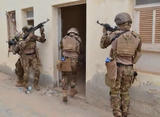 NPoFeedback's tweet photo. Dans le cadre de l'opération Dougoukoloko, les FAMa ont mené de violentes frappes aériennes ciblées et des patrouilles d'attaque dans les régions de Douentza et Bandiagara, neutralisant plusieurs groupes terroristes et détruisant de nombreux équipements. https://t.co/O5Xge28o2B