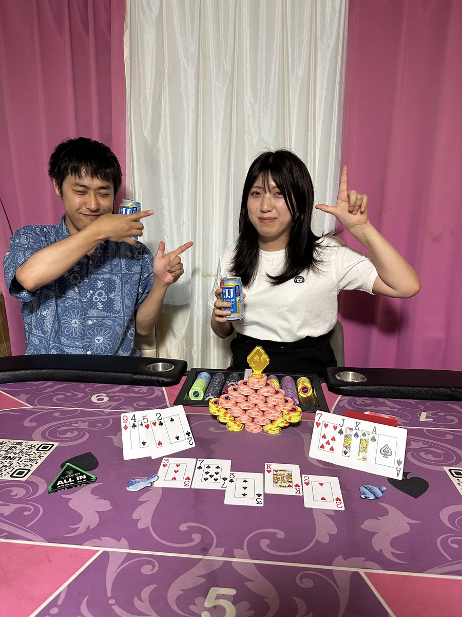 GRAVITY_poker's tweet photo. 9/6(日)
🏆小野寺＆Aki PLO祝勝トナメ🎉

お二人のSPADIEでの優勝を記念して、祝勝トーナメントを開催💃

👑さやちこ様
🥈うどん様

そして、小野寺様から優勝トロフィーとお揃いのミニトロフィー型カードプロテクターをいただきました🏆✨

改めて、小野寺様＆Aki様
優勝おめでとうございます👏🎊 https://t.co/qsmPlf1hUb