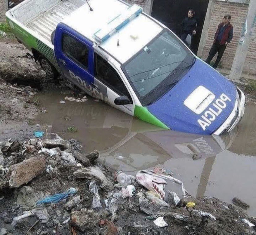 osvagoya's tweet photo. Lo que quedó después del desastre de Nepal! 🤦🏻‍♂️
… A no! … Pará!!
Eso es La Matanza! O sea kicillof ✌️ https://t.co/dhOeQVHPau