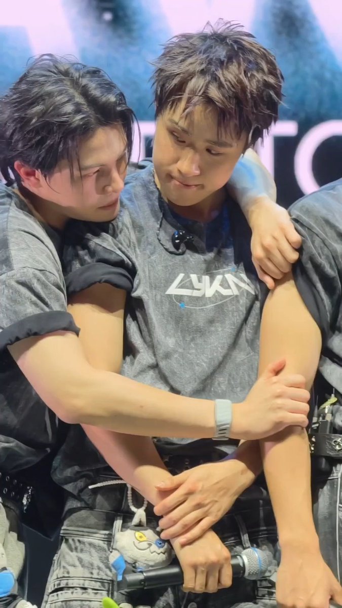 supawan_pui's tweet photo. วิลเลี่ยมเกาะพี่นัทเป็นลิงเลย แล้วดูสายตาพี่นัทที่มองวิลเลี่ยมดูออกเลยว่าเอ็นดูน้องมากแค่ไหน...น้องอยากเกาะอยากแนบแก้มอยากทำไรไม่เคยบ่นเลย พี่นัทเป็นพี่ชายที่แสนดีของน้องๆจริงๆ🥺🥺🥺🥺🥺🥺🥺🥺🥺🥺 https://t.co/2JneDfWLiz