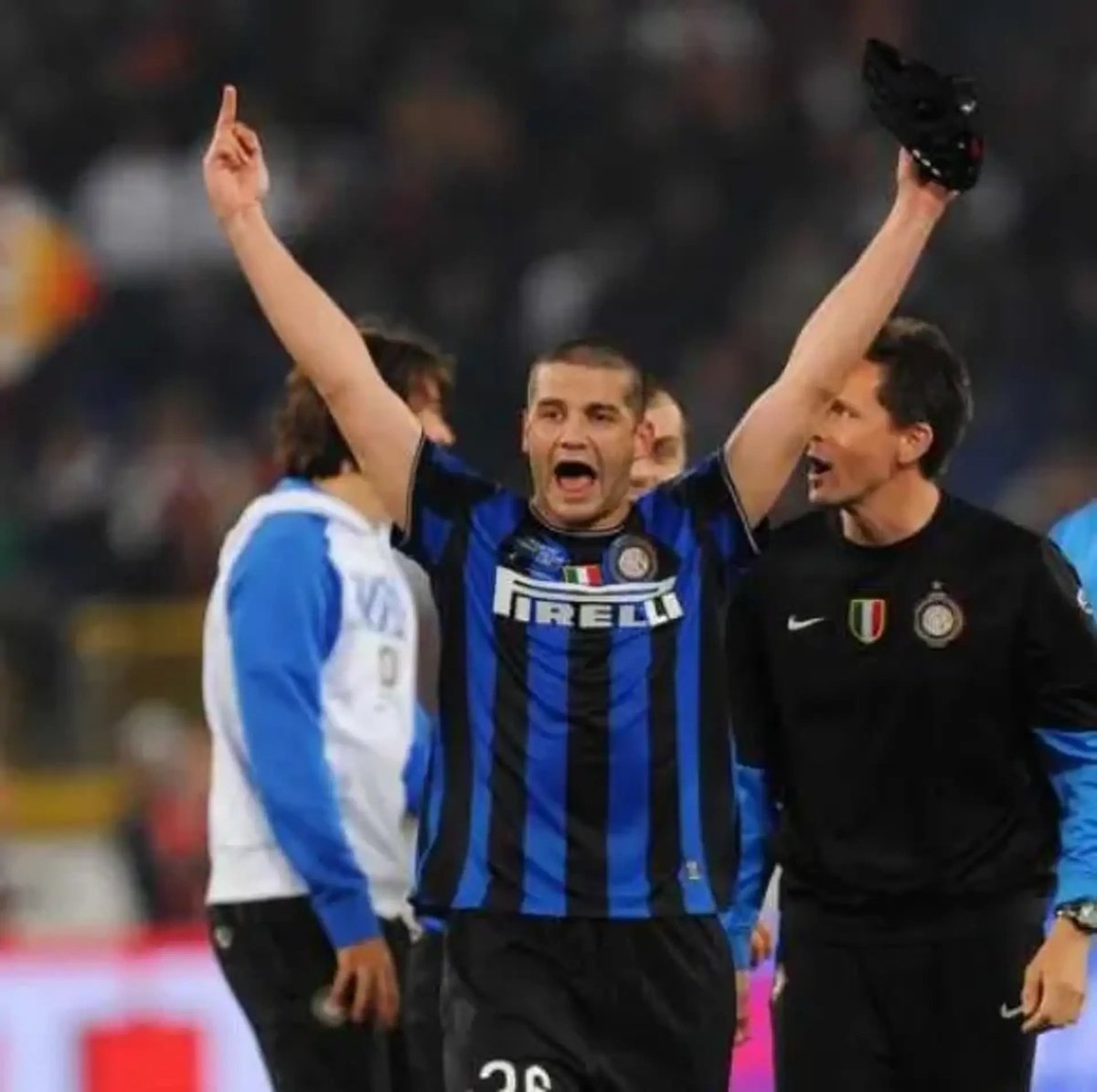 QuotidianoBN's tweet photo. ⚫️🔵 Chivu: <<I social diffondono odio. Vedo i bambini fare il dito medio.>>

⚫️🔵 Grande Chivu, sei un ottimo esempio di cosa i bambini devono evitare di guardare. https://t.co/j7T7PsBAkQ
