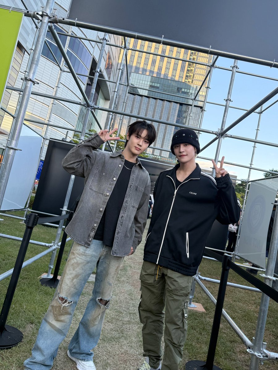WayV_official's tweet photo. NCT 10th anniversary 💚

EVERYTHING, ALL AT ONCE, NEO
https://t.co/2yfSvTGNph 

#WayV
#KUN #YANGYANG
#NCT_10TH_ANNIVERSARY https://t.co/U4CVXHuB1I