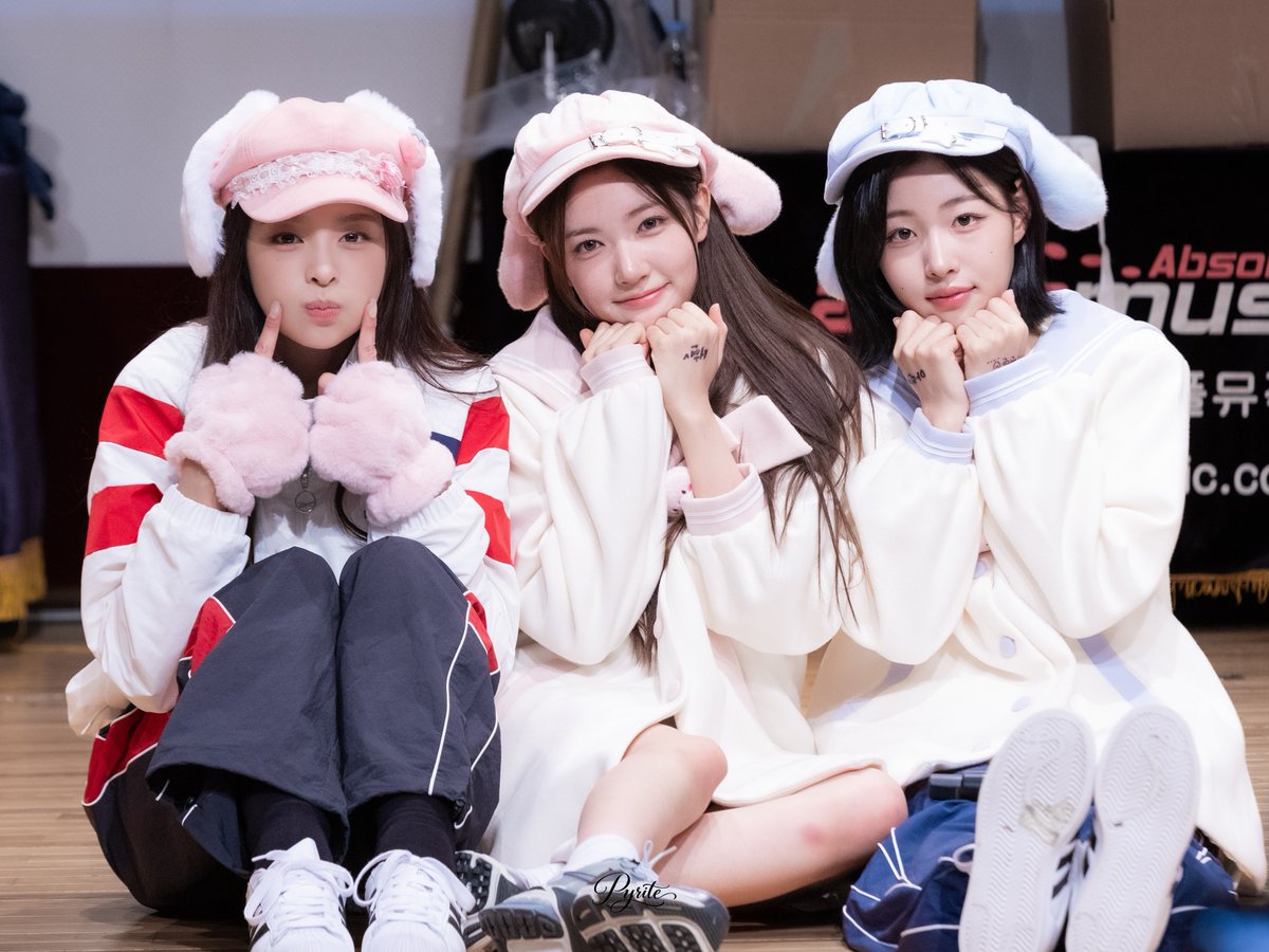 munluv_0912's tweet photo. 260905 아린 서현 나현

#아린 #서현 #나현
#앳하트 #AtHeart https://t.co/4MC5fiYWCq