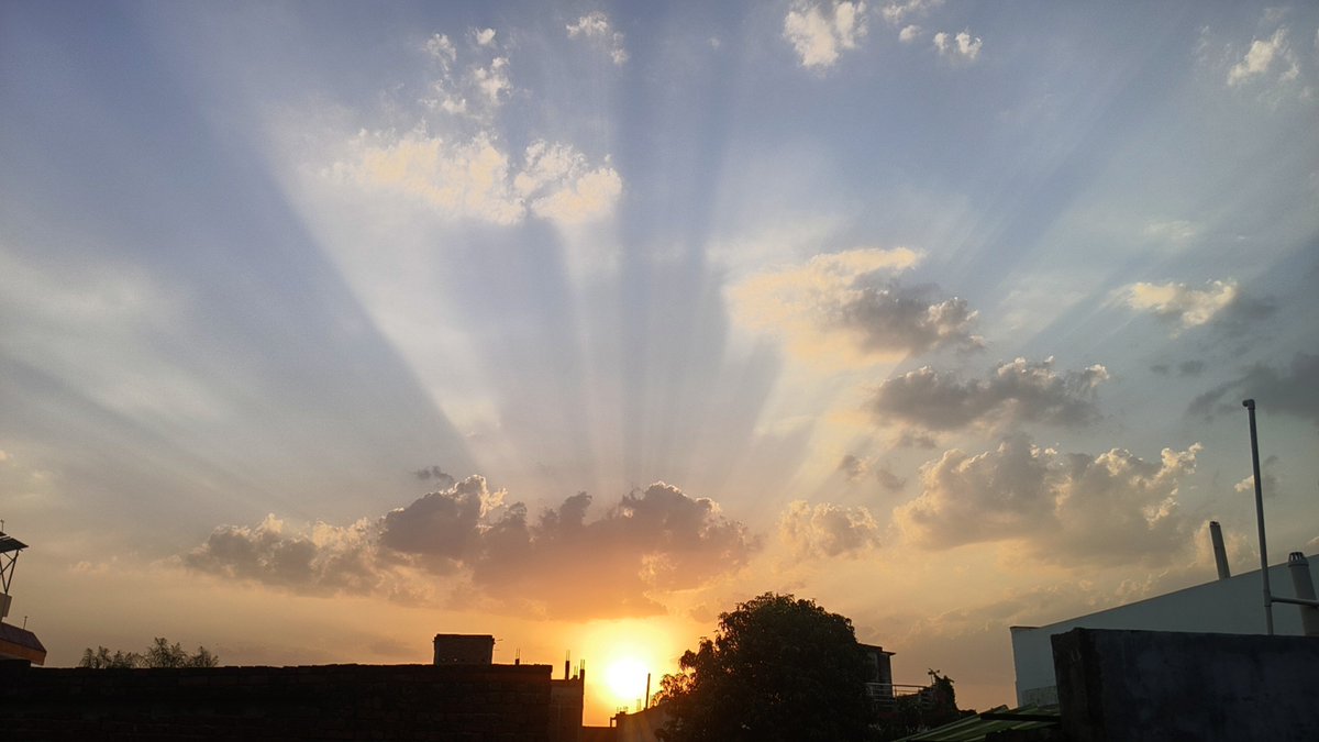 HeyAaray's tweet photo. Daily sky photo (1801) https://t.co/zwnlv1NrsO