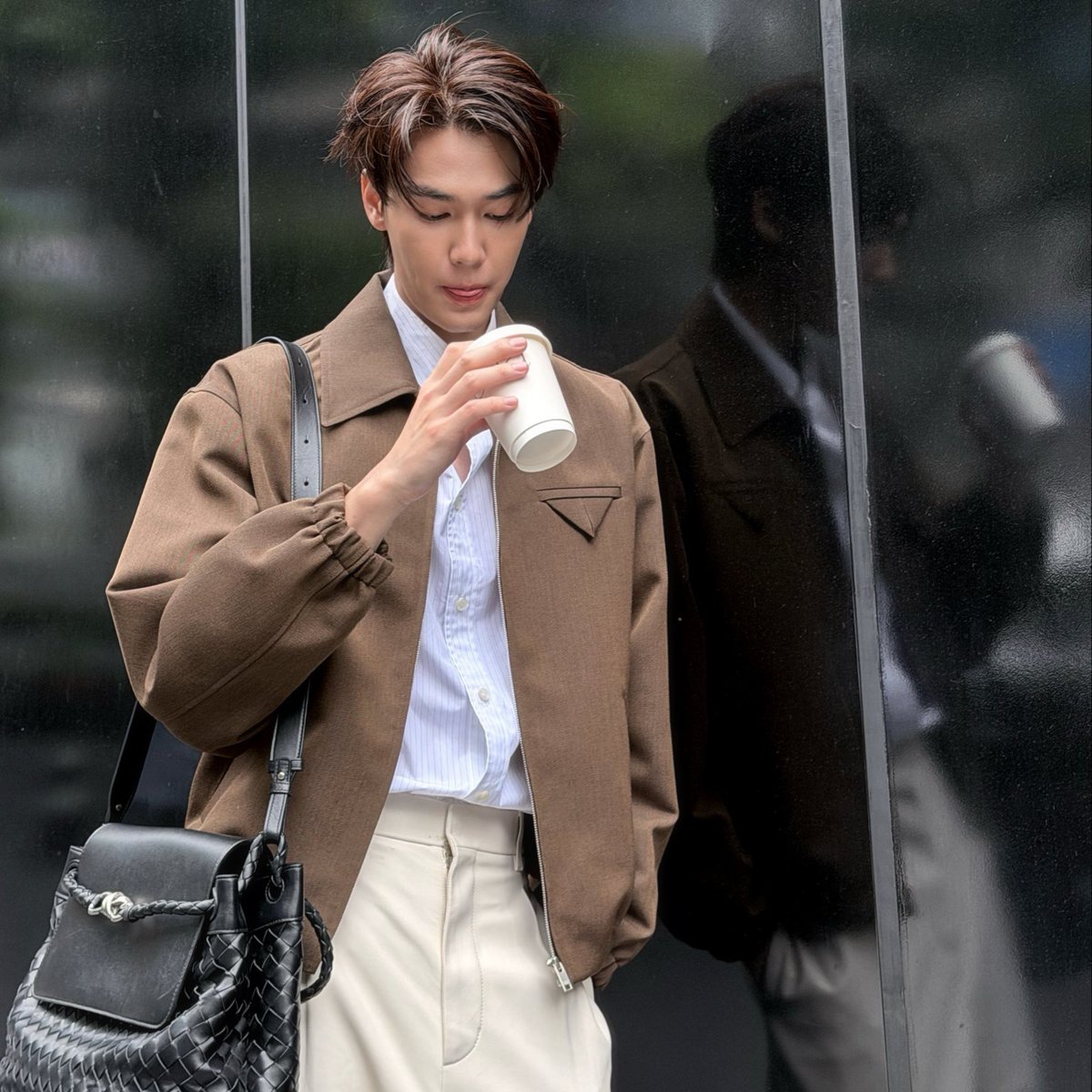 85percent_'s tweet photo. ดิว นักแสดงดัง ดีกรีพระเอกประจำช่อง ประกบคู่นางเอกแถวหน้ามาเป็นสิบ ๆ แต่ไม่เคยมีข่าวเดทสักรอบ ไม่มีนอกรอบกับใครทั้งนั้น กับ ธี ปาปารัสซี่คนเก่ง จะข่าวเดท ข่าวไม่ดี ไม่เคยรอดสายตากับเลนส์ฮีสักคน โดนไหว้วานจากค่ายคู่แข่งให้มาหาข่าวดิว แต่วัน ๆ ไม่เห็นฮีทำอะไรนอกจากเล่นกับแมว อิ_อิ https://t.co/ZRPv2z5UUP