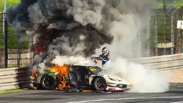 JScraptist's tweet photo. @BorgerPieter It was a good day, but the mind decided else until this happened and guess the heart took over: 23yo Dutch racecardriver saving a fellow driver in China. Somebody once said:"Your are the sky, not the storm" https://t.co/MTNsivhLNm