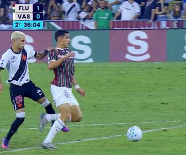 FluminenseFC's tweet photo. NOTA OFICIAL

Mais uma vez a arbitragem virou protagonista de um jogo do Fluminense.

Na partida contra o Palmeiras, não foi marcado um pênalti claro. No domingo passado, penalidade inexistente nos tirou dois pontos. 

Ontem, além de mais um lance capital do pênalti não marcado em Serna, houve absoluta falta de critério na aplicação de cartões. Adversários com amarelo não foram punidos com vermelho mesmo diante de novas infrações que claramente exigiam expulsão. 

E o mais grave: o árbitro permitiu que um jogador adversário chutasse a bola na direção de nosso banco de reservas, de forma deliberada e irresponsável, com o jogo parado, e ainda “peitou” um atleta nosso, adotando postura de confronto físico incompatível com a função de mediador da partida.

O Fluminense lamenta que, nas reuniões realizadas com a comissão de arbitragem, não haja o devido reconhecimento dos erros cometidos, como aconteceu na última quarta-feira. A ausência de autocrítica por parte dos responsáveis impede a evolução da arbitragem nacional e fragiliza a confiança das equipes.

O clube seguirá acompanhando de perto as próximas atuações e cobrando, junto aos órgãos competentes, mais coerência e respeito ao futebol.