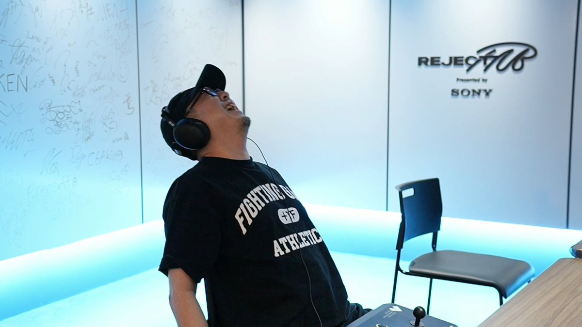 Furious_blog's tweet photo. 【SF6】

その服、マイナス何フレーム？一番よえーやつを決める格ゲー界最大のデスゲーム「おじリーグ6」が終了。優勝は「ななまん」氏。最下位は「知らないおじさん」。知らないおじさんについては、ストリートファイター7が出るまでおじリーグ出禁。

ストリートファイター6
裏方として格ゲー界を支える9名のレジェンド格ゲーおじによる、全試合2先の総当たり戦
おじリーグ6

▼大会配信アーカイブ
・Twitchアーカイブ
( https://t.co/3aNnJoqoIQ )
・おじリーグシリーズプレイリスト
( https://t.co/a16iVNYv53 )

▼最終結果
・1位 6勝2敗 ななまん(Cダルシム)
・2位 6勝2敗 大須晶(Cディージェイ)
・3位 5勝3敗 ハメコ。(Cヴァイパー)
・3位 5勝3敗 こく兄(Cリュウ)
・3位 5勝3敗 ヌキ(C春麗)
・6位 3勝5敗 にゃん師(Cサガット)
・7位 2勝6敗 総師範KSK(C本田)
・8位 2勝6敗 ハンサム折笠(C豪鬼)
・誰? 2勝6敗 知らないおじさん(リーグオブレジェンド)

▼順位決定戦(1試合先取)
・ななまん vs. 大須晶 = 1-0
・総師範KSK vs. ハンサム折笠 = 1-0
・総師範KSK vs. 知らないおじさん = 1-0
・ハンサム折笠 vs. 知らないおじさん = 1-0

▼おじリーガー情報
・とよまん(45歳/Cダルシム)
　└職業:FAV gaming 格闘ゲーム部門監督＆りーさるぷらんプロデューサー
　└累計勝率:41316勝/73312戦 56.36%
　└ダルシムAct13勝率:2138勝/3703戦 57.74%
　└ダルシム最高MR:2001(Act13:1802)
( https://t.co/0PVgrPECbY )
・大須晶(46歳/Cディージェイ)
　└職業:eスポーツフォトグラファー
　└累計勝率:9503勝/17411戦 54.58%
　└ディージェイAct13勝率:1015勝/1814戦 55.95%
　└ディージェイ最高MR:2000(Act13:)
( https://t.co/BCwO44Ibbw )
・ハメコ。(44歳/Cヴァイパー)
　└職業:eスポーツキャスター
　└累計勝率:4928勝/8191戦 60.16%
　└ヴァイパーAct13勝率:620勝/962戦 64.45%
　└ヴァイパー最高MR:1834(Act13:1811)
( https://t.co/UX5TrO4yM7 )
・こく兄(46歳/Cリュウ)
　└職業:REJECT格闘ゲーム部門プロデューサー＆ストリーマー
　└累計勝率:20554勝/36930戦 55.66%
　└リュウAct13勝率:1113勝/2112戦 52.70%
　└リュウ最高MR:1933(Act13:1779)
( https://t.co/LDHyAqRx9s )
・ヌキ(46歳/C春麗)
　└職業:パチンコパチスロYouTuber
　└累計勝率:12834勝/22554戦 56.90%
　└春麗Act13勝率:884勝/1494戦 59.17%
　└春麗最高MR:2063(Act13:1956)
( https://t.co/wPmJjWibsf )
・にゃん師(42歳/Cサガット)
　└職業:株式会社CELLORB CESO＆TOPANGA代表
　└累計勝率:7248勝/13882戦 52.21%
　└サガットAct13勝率:920勝/1832戦 50.22%
　└サガット最高MR:1817(Act13:1817)
( https://t.co/2ODMf03iNa )
・総師範KSK(48歳/C本田)
　└職業:ゲームコンセプトcafe&bar れじぇび経営＆格ゲー配信のパイオニア
　└累計勝率:16841勝/33107戦 50.87%
　└本田Act13勝率:482勝/979戦 49.23%
　└本田最高MR:1972(Act13:1838)
( https://t.co/HX9KdbfH8m )
・ハンサム折笠(47歳/C豪鬼)
　└職業:ハンサム
　└累計勝率:17060勝/33652戦 50.70%
　└豪鬼Act13勝率:1287勝/2542戦 50.63%
　└豪鬼最高MR:1902(Act13:1789)
( https://t.co/jCeSFwyR9b )
・石井プロ(46歳/Cマノン)
　└職業:映像制作＆アパレルブランド+1Fディレクター
　└累計勝率:19533勝/39139戦 49.91%
　└マノンAct13勝率:659勝/1364戦 48.31%
　└マノン最高MR:1949(Act13:1809)
( https://t.co/6CX7lF6k7V )

▼実況
・ふり～だ(40歳/Cヤスミン)
　└職業:eスポーツキャスター
　└累計勝率:5082勝/8602戦 59.08%
　└ヤスミンAct13勝率:476勝/778戦 61.18%
　└ヤスミン最高MR:1840(Act13:1840)

▼おじリーグファンボーイ
・板橋ザンギエフ(45歳/Cザンギエフ)
　└職業:プロ格闘ゲーマー
　└累計勝率:43580勝/72525戦 60.09%
　└ザンギエフAct13勝率:393勝/669戦 58.74%
　└ザンギエフ最高MR:2338(Act13:2120)

▼おじリーグとは？
・大会PV
( https://t.co/VbtrOj3LRL )
・新規初心者向け
( https://t.co/ezhhE4Lif3 )
・5分でわかるおじリーグ
( https://t.co/aLrCqfee8W )

▼おじリーググッズ
( https://t.co/Wq79OvZPZY )